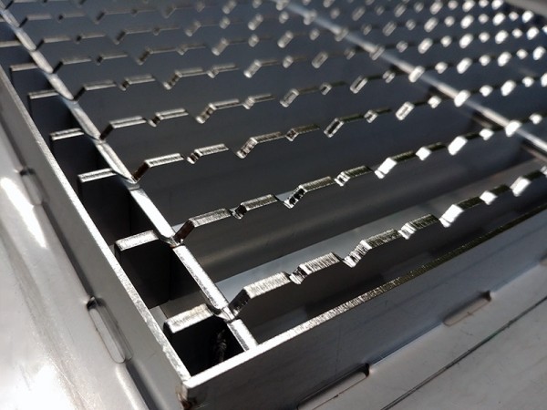 Griglia a pavimento inox con vasca e sifone, dimensioni 150mm x1000 x Ø50mm / Ø75mm orizzontale/verticale CARRABILE ANTISCIVOLO con FLANGIA per IMPERMEABILIZZAZIONE