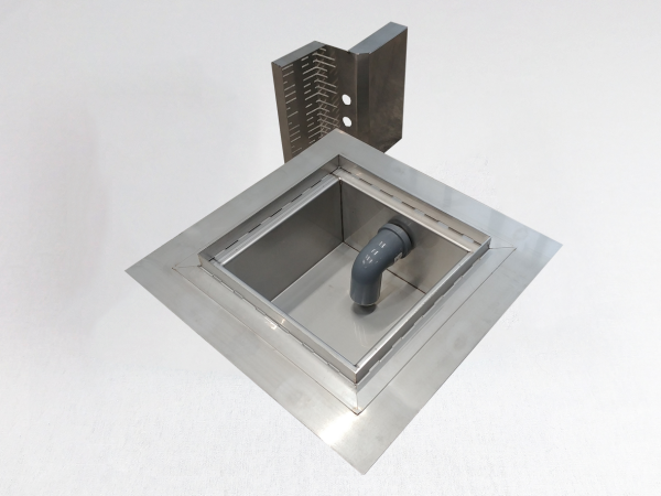 Inox talni sifon Z REŠETKO, dimenzij 200mm x 200mm x 213mm Ø75mm horizontalno POVOZEN PROTIZDRSEN s PRIROBNICO za HIDROIZOLACIJO