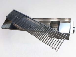 Griglia a pavimento inox con vasca e sifone, dimensioni 150mm x 3000mm x Ø50mm / Ø75mm orizzontale/verticale CARRABILE ANTISCIVOLO