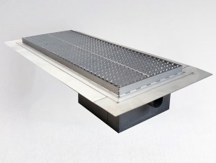 Griglia a pavimento inox con vasca e sifone, dimensioni 150mm x1000 x Ø50mm / Ø75mm orizzontale/verticale CARRABILE ANTISCIVOLO con FLANGIA per IMPERMEABILIZZAZIONE