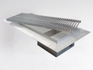 Griglia a pavimento inox con vasca e sifone, dimensioni 150mm x1000 x Ø50mm / Ø75mm orizzontale/verticale CARRABILE ANTISCIVOLO con FLANGIA per IMPERMEABILIZZAZIONE
