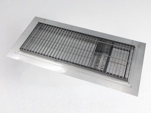 Griglia a pavimento inox con vasca e sifone, dimensioni 150mm x1000 x Ø50mm / Ø75mm orizzontale/verticale CARRABILE ANTISCIVOLO con FLANGIA per IMPERMEABILIZZAZIONE