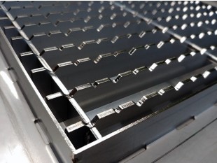 Griglia a pavimento inox con vasca e sifone, dimensioni 150mm x1000 x Ø50mm / Ø75mm orizzontale/verticale CARRABILE ANTISCIVOLO con FLANGIA per IMPERMEABILIZZAZIONE