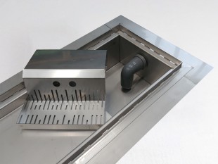 Griglia a pavimento inox con vasca e sifone, dimensioni 150mm x1000 x Ø50mm / Ø75mm orizzontale/verticale CARRABILE ANTISCIVOLO con FLANGIA per IMPERMEABILIZZAZIONE