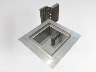 Inox talni sifon Z REŠETKO, dimenzij 200mm x 200mm x 213mm Ø75mm horizontalno POVOZEN PROTIZDRSEN s PRIROBNICO za HIDROIZOLACIJO