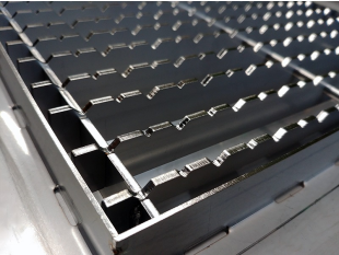 Inox talni sifon Z REŠETKO, dimenzij 200mm x 200mm x 213mm Ø75mm horizontalno POVOZEN PROTIZDRSEN s PRIROBNICO za HIDROIZOLACIJO